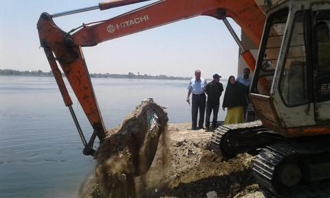   إزالة حالات تعدي بالردم على حرم نهر النيل شمال بني سويف