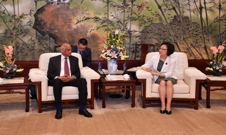   رئيس النواب يلتقى مديرة لجنة شنجهاى لمجلس نواب الشعب الصينى