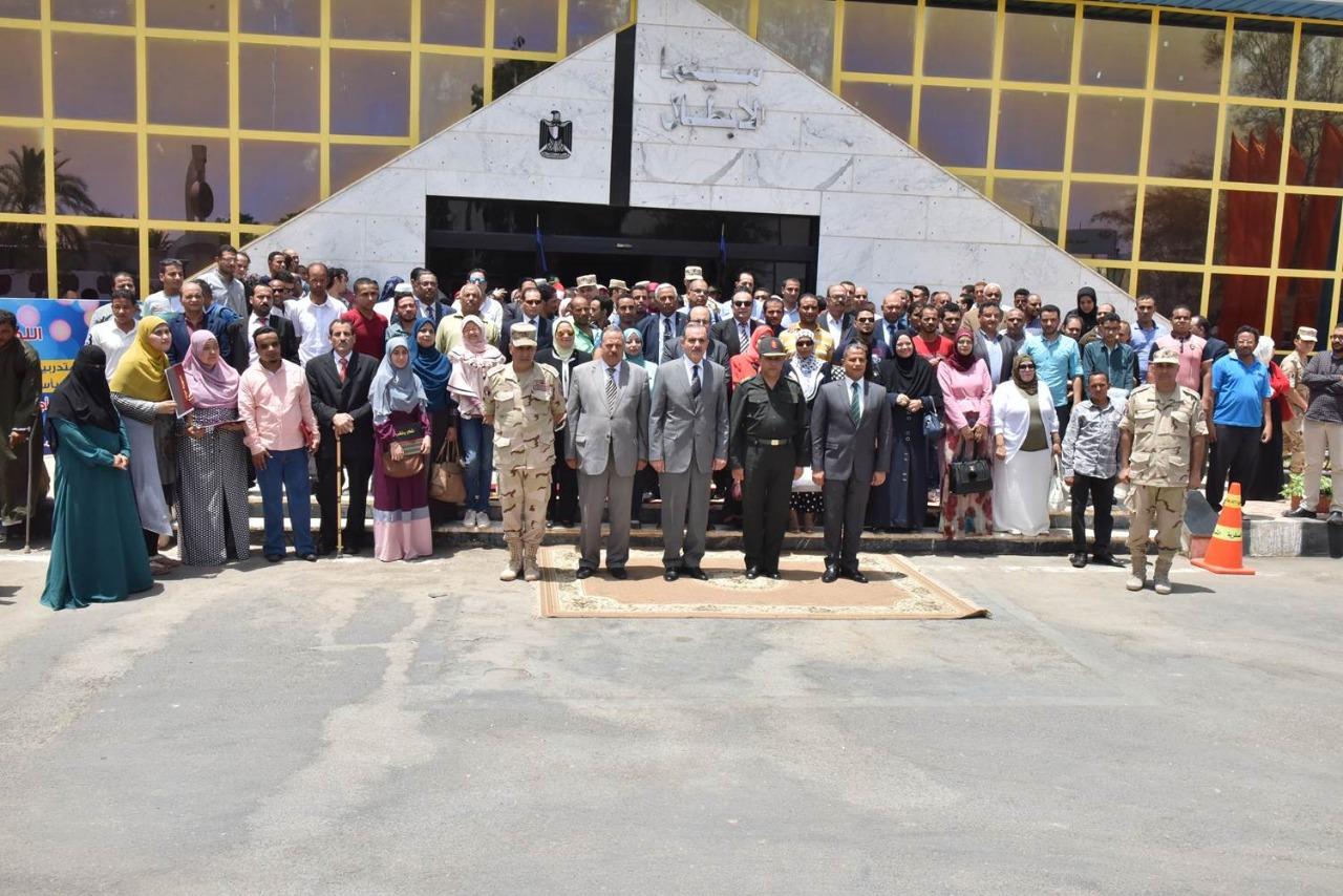   بالصور|| محافظ أسيوط وقائد المنطقة الجنوبية يشهدان حفل ختام تدريب 537 شخصًا من ذوى القدرات الخاصة بصعيد مصر 