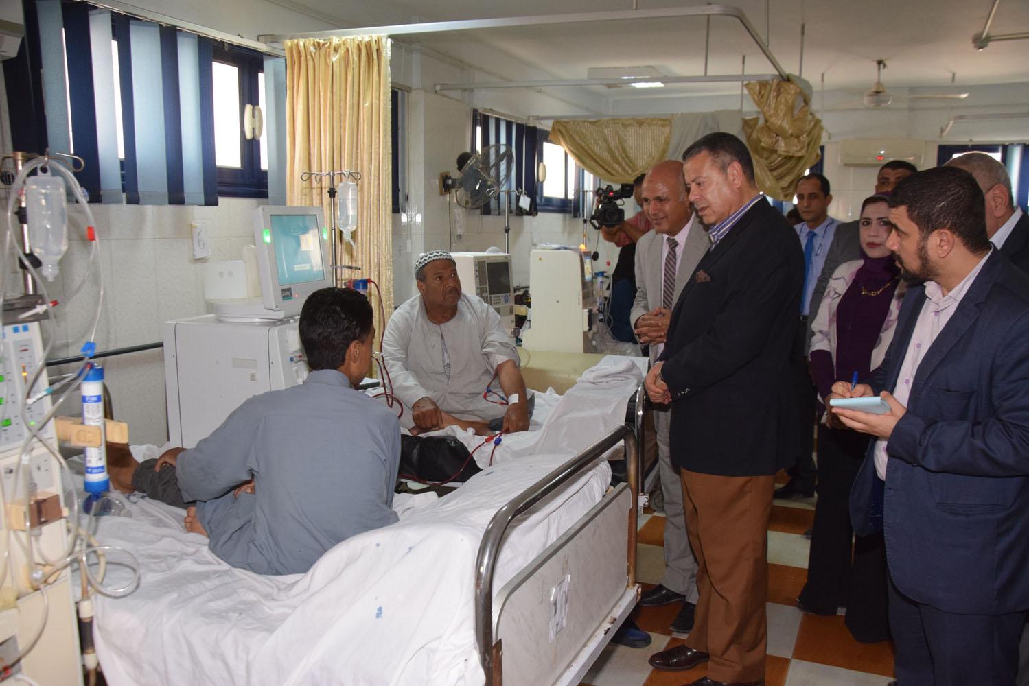   محافظ بنى سويف يتفقد الخدمة الصحية بمستشفى الحمًيات