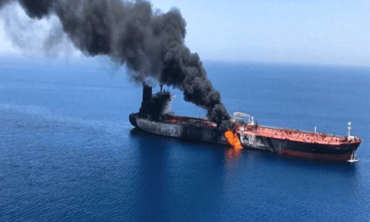   عاجل || شاهد.. قارب إيرانى ينزع لغما قرب ناقلة نفط فى بحر عمان  