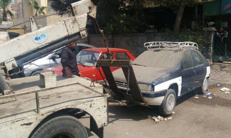   فى شوارع القاهرة..  ضبط 14 سيارة ودراجة بخارية متروكة