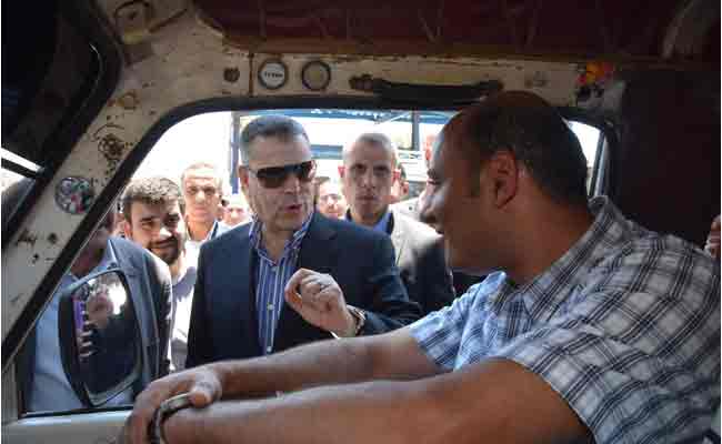   محافظ بنى سويف يتجول في مواقف سيارات الأجرة بعد إقرار التعريفة الجديدة