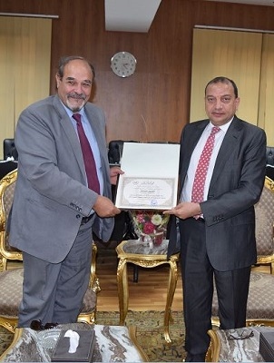   رئيس جامعة بني سويف يتسلم شهادة تقديرمن المجلس الأعلى للقبائل العربية