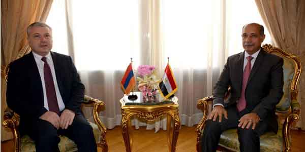   وزير الطيران المدني يلتقي سفير دولة أرمينيا