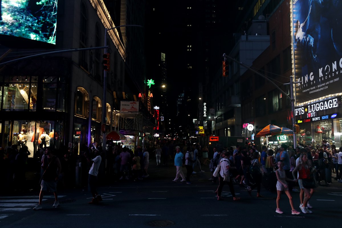   بالصور| انقطاع الكهرباء لمدة 5 ساعات فى قلب نيويورك.. انظر كيف تصرف الأمريكان