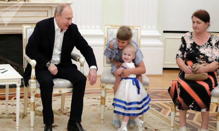   شاهد|| ماذا فعل الرئيس الروسى عندما رأى طفلة ترقص خلال اجتماع فى الكرملين