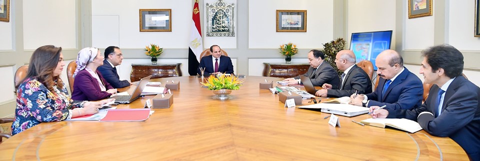  الرئيس السيسي يجتمع مع رئيس الوزراء ووزراء المالية والبيئة والنقل ومحافظ دمياط (فيديو)