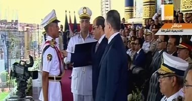   الرئيس السيسى يكرم أوائل كلية الشرطة دفعة 2019