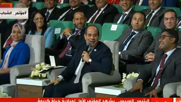   السيسي مداعبا وزير المالية: «أنت محقق فائض.. ومنشفها علينا»