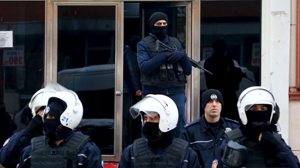   السلطات التركية تعتقل 122 عسكريا للاشتباه في صلتهم بشبكة رجل الدين فتح الله جولن