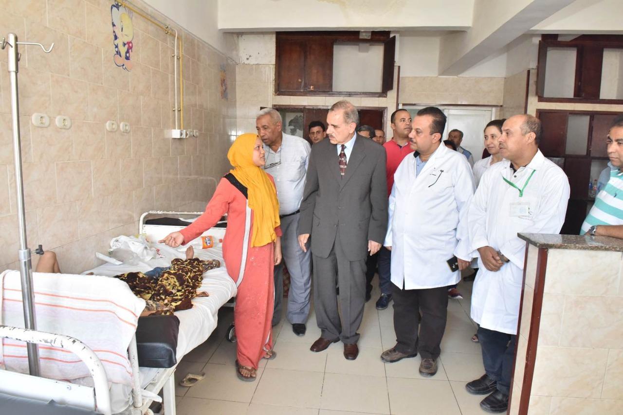   بالصور|| محافظ أسيوط يزور مستشفى الإيمان العام للاطمئنان على حالة المصابين بالتسمم