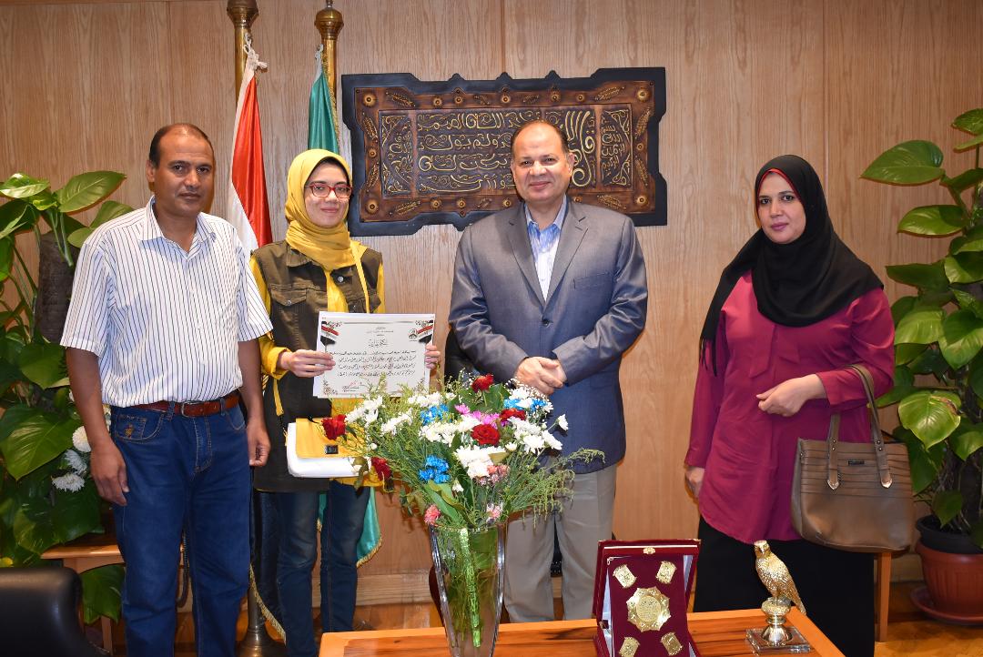   محافظ الفيوم يُكرم الطالبة هبة محمد لحصولها على المركز الثاني على مستوي الجمهورية بالثانوية العامة