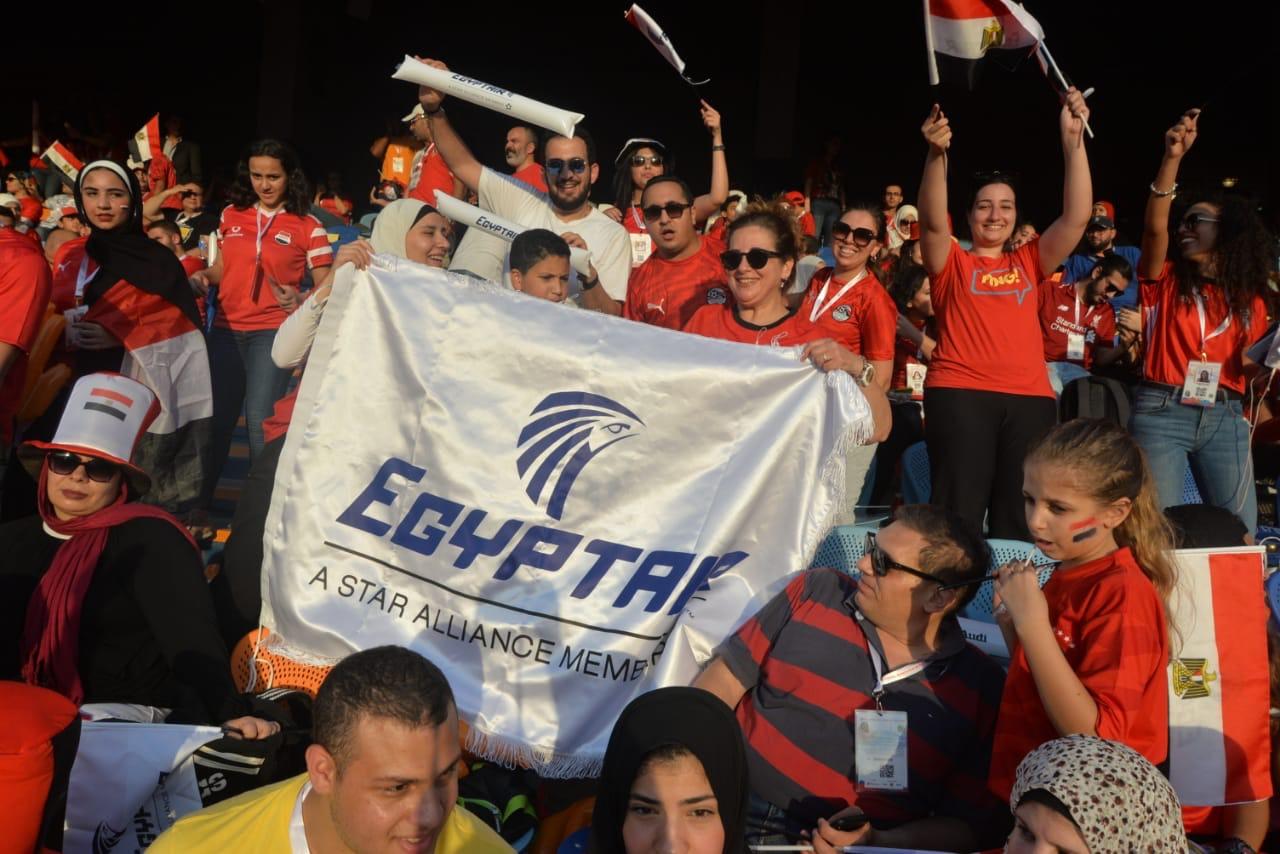   بالصور|| مصرللطيران في مدرجات ستاد القاهرة مع الجماهير المصرية لمساندة المنتخب الوطني قبل لقاء منتخب جنوب أفريقيا