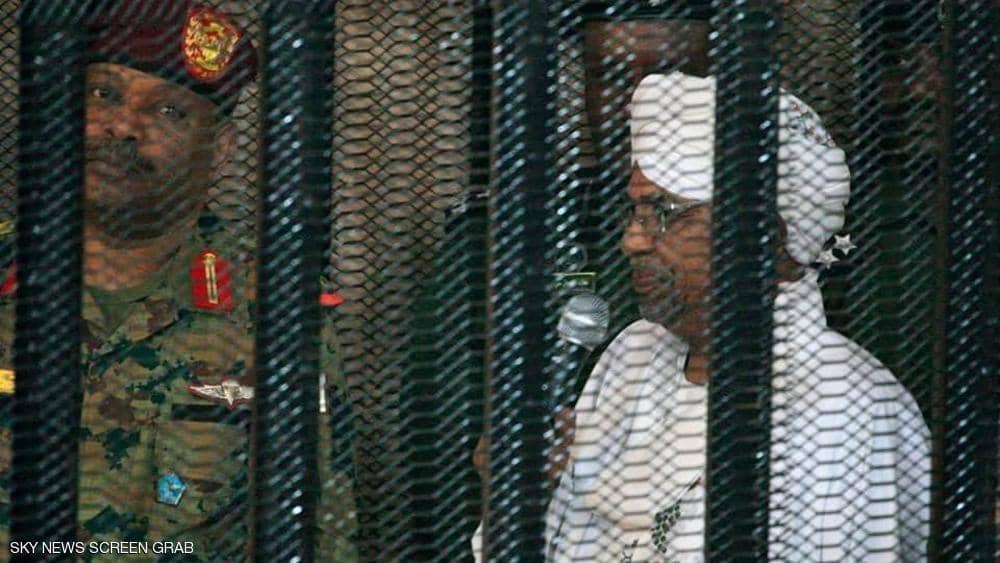   الصور الأولى للرئيس السودانى السابق فى قفص الاتهام أثناء محاكمته