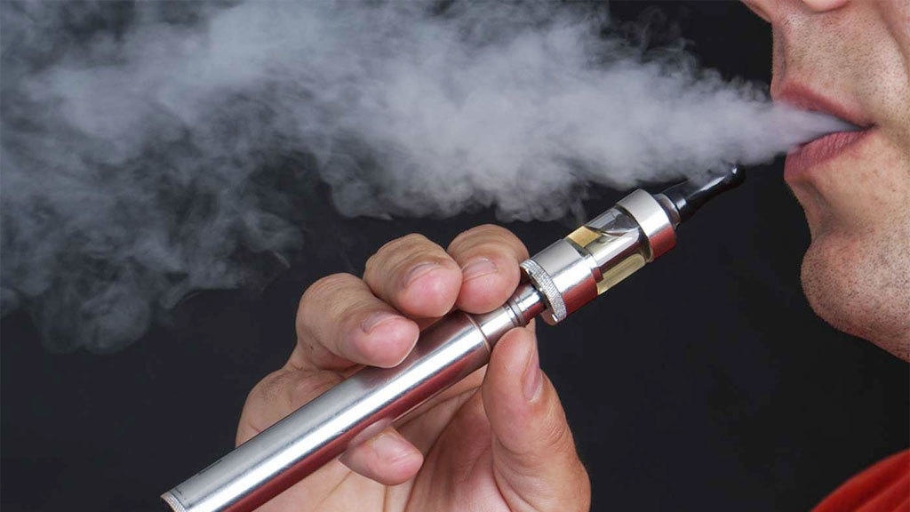   تسجيل أول حالة وفاة بسبب السجائر الإلكترونية.. وخبراء: «مرض غامض» يصيب الجهاز التنفسي