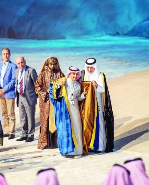   الأمير خالد الفيصل يُتوج إبراهيم يعقوب بلقب «شاعر عكاظ» ويمنحه جائزة الـ «مليون ريال»