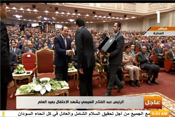   وزير التعليم العالي يهدي الرئيس السيسي درع عيد العلم