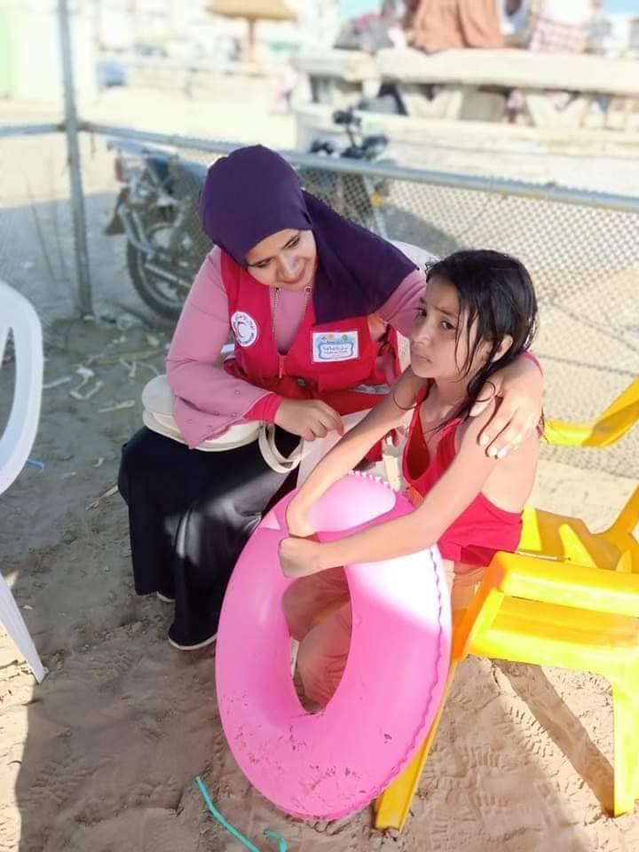   الهلال الأحمر بدمياط يقدم خدمات ومساعدات طبية لزوار مصيف رأس البر