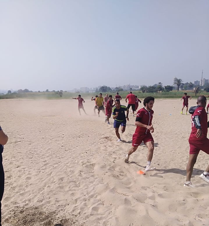   بالصور| لاعبو المنيا يخوضون أولى التدريبات على الرمال استعدادا للموسم الجديد
