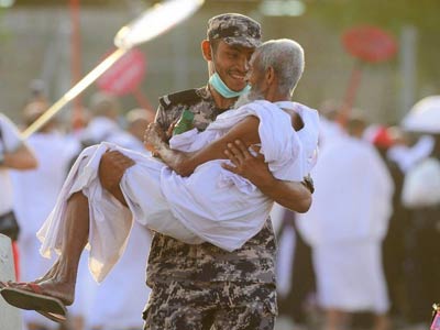   فى لفته أنسانيه ..جندي سعودي يحمل حاجا مسنا و نقله إلى المزدلفة
