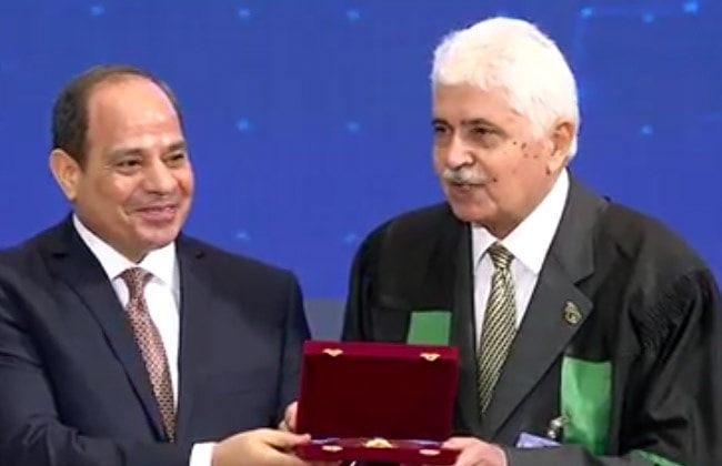   الرئيس السيسي يكرم د. شريف قنديل الفائز بجائزة الدولة التقديرية في العلوم المتقدمة