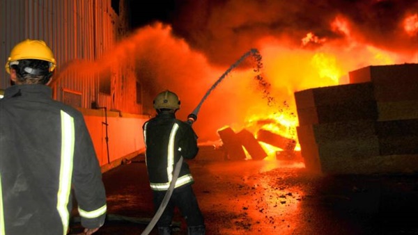   السيطرة على حريق هائل داخل ورشة للسيارات بمدينة نصر