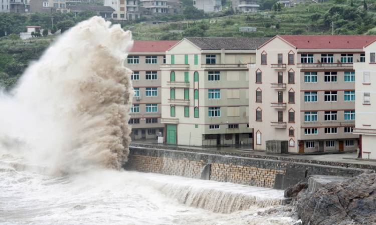   إعصار الصين يقتل 8 أشخاص ويشرد مئات الآلاف