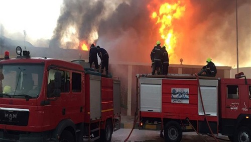   الدفع بـ 14 سيارة إطفاء للسيطرة على حريق هائل بمصنع بلاستيك في أكتوبر