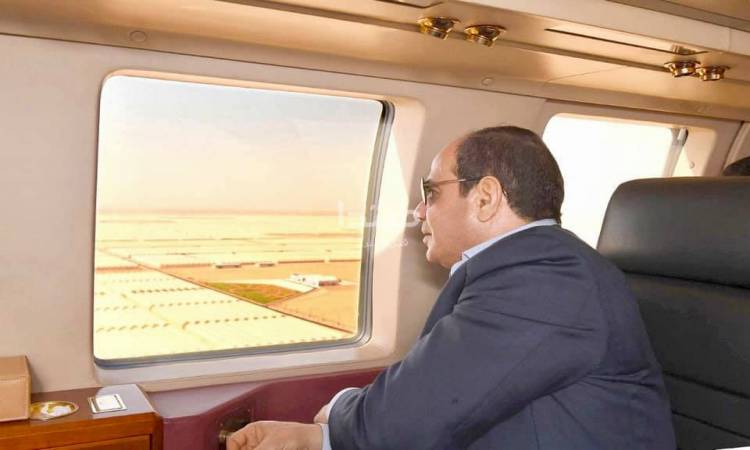  الرئيس السيسى يتفقد مشروعات الصوب الزراعية بقاعدة محمد نجيب بالطائرة