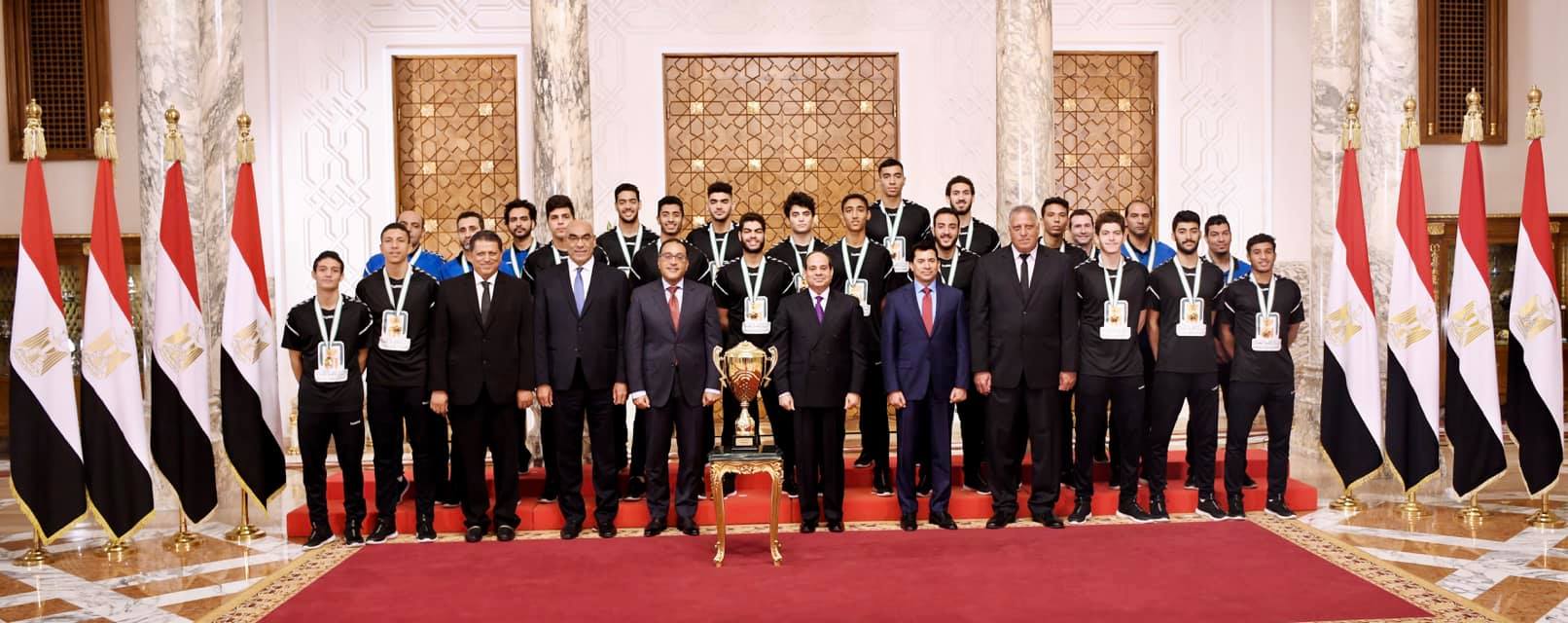   الرئيس السيسى يمنح وسام الرياضة من الطبقة الأولى لمنتخب كرة اليد للناشئين (صور)