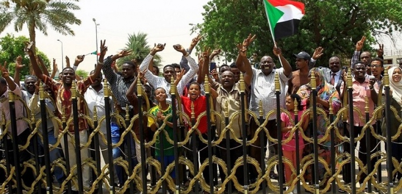   السودانيون يحتفلون بالتوقيع على وثيقتى الاتفاق السياسى والإعلان الدستورى
