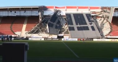   شاهد| رياح قوية تحطم سقف ملعب كرة قدم بأحد الأندية الهولندية