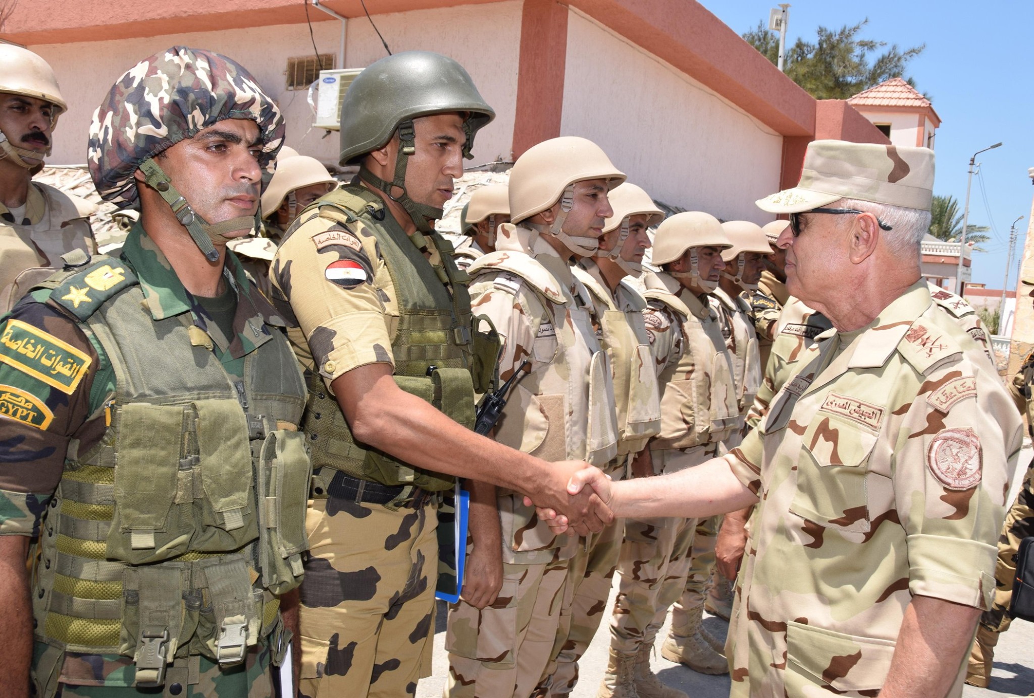   رئيس الأركان يتفقد قوات تأمين شمال سيناء ويشيد بالروح القتالية العالية