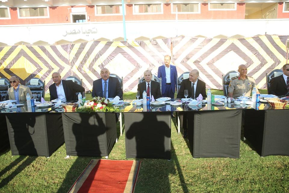   محافظ كفرالشيخ يتناول الإفطار مع المجندين وأفراد الشرطة ويشاركهم فرحتهم بالعيد