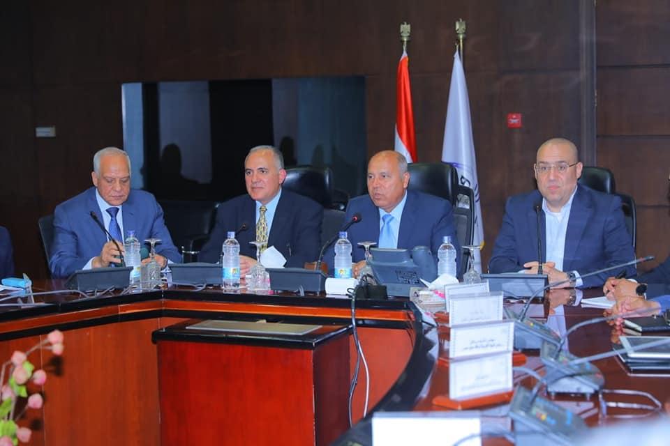   وزراء النقل و الإسكان والري ومحافظ الجيزة يبحثون آليات تنفيذ مشروع محطة قطارات صعيد مصر بمثلث بشتيل