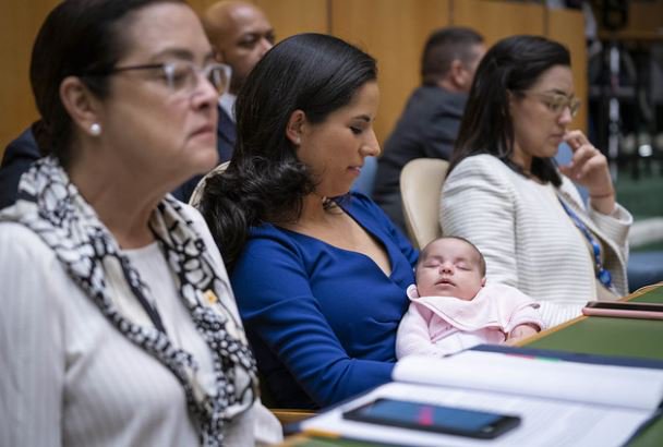   صورة بألف كلمة: السيدة الأولى تتابع خطاب زوجها فى الأمم المتحدة وابنتها الرضيع على حجرها
