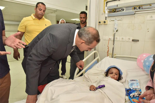  محافظ أسيوط يزور الطفلة «ريتاج» بالمستشفى الجامعي بعد إصابتها بحروق خطيرة في حادث بالأقصر