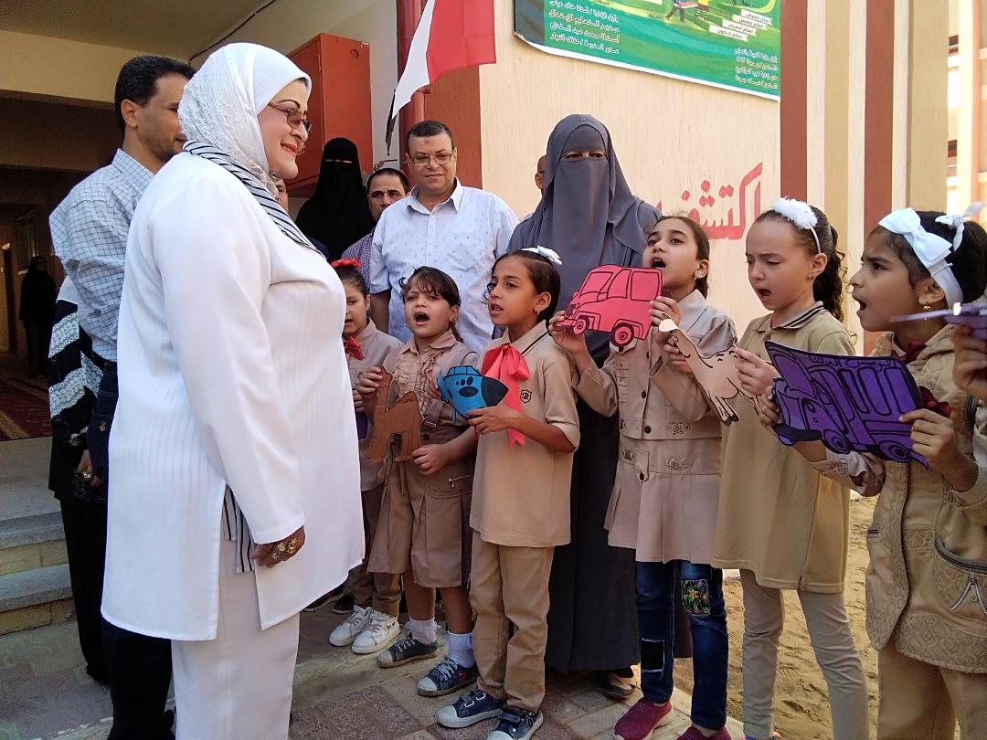   بالهدايا والأغاني الوطنية استقبلت مدارس كفر الشيخ التلاميذ فى أول أيام الدراسة