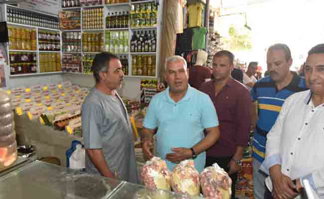  محافظ مطروح يتفقد سوق ليبيا السياحى و يستمع للتجار ويوجه بازالة الاشغالات بمدخل السوق