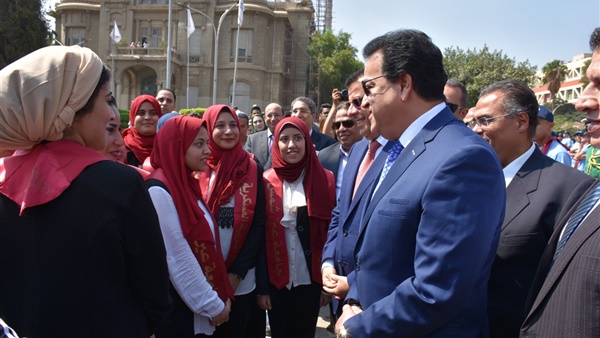   وزير التعليم العالي يفتتح العام الدراسي الجديد بجولة داخل جامعة عين شمس