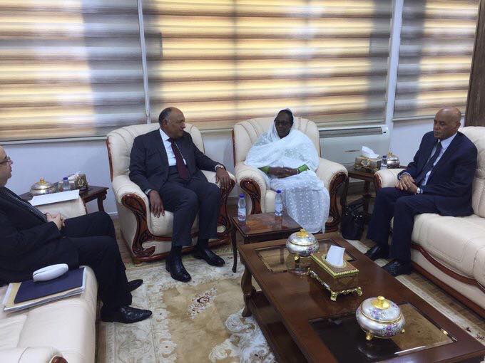   وزير الخارجية يلتقي رئيس الوزراء السوداني خلال زيارته للخرطوم