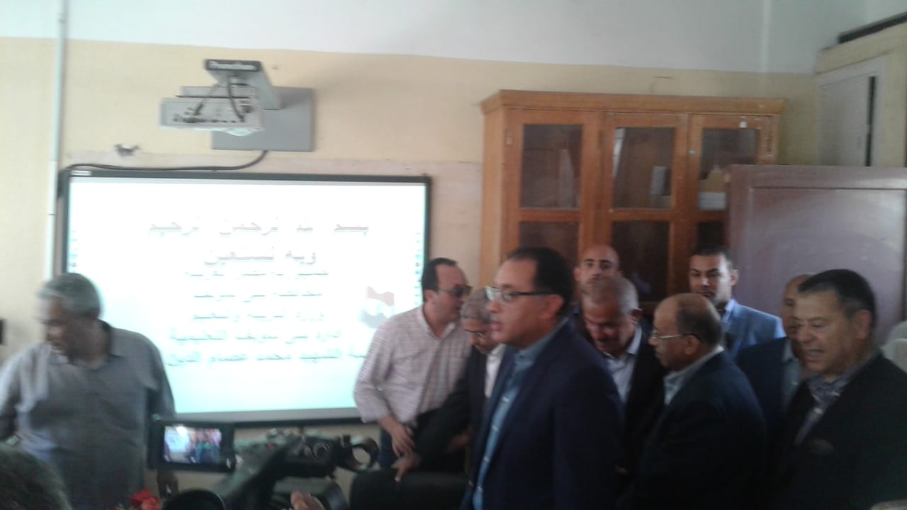 رئيس الوزراء يتفقد مدرسة الشهيد محمد عصام ببني سويف (صور)