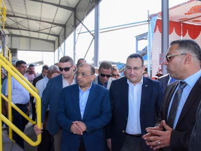   وزير التنمية المحلية ومحافظ الإسكندرية يفتتحان خط إنتاج الوقود البديل بمصنع الزياتين
