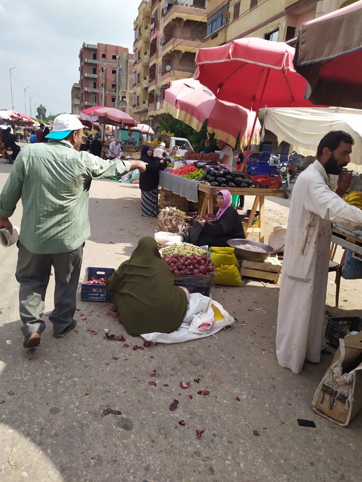   بالصور|| حملة لرفع الإشغالات من سوق «الإثنين» بمدينة الزرقا بدمياط