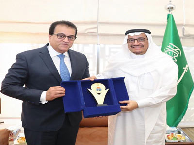   وزير التعليم العالى يبحث آليات التعاون مع نظيره السعودى بجدة