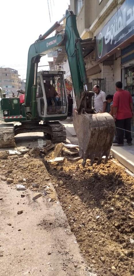   محافظ دمياط تتابع أعمال رصف الشارع الرئيسي بمدينة السرو