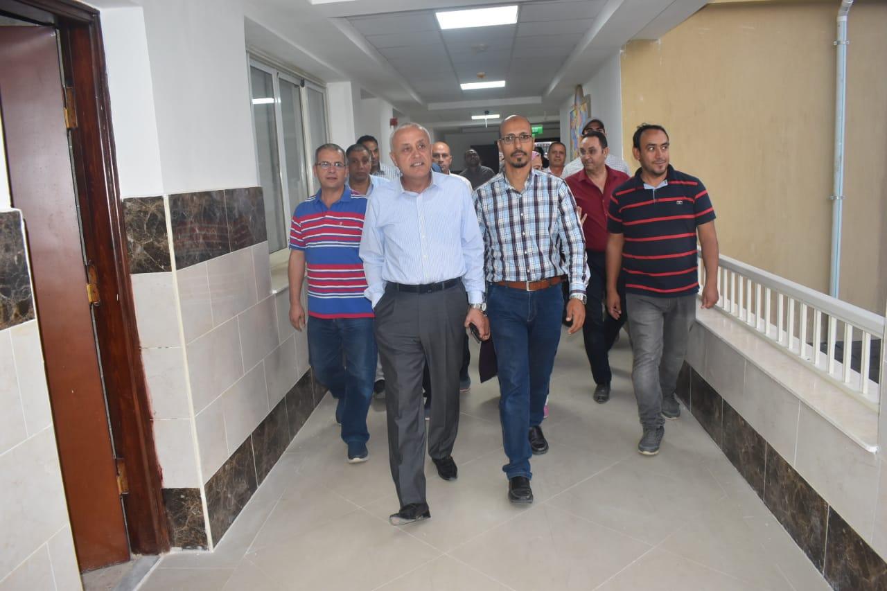   نائب رئيس «المجتمعات العمرانية» يتفقد المشروعات الجارى تنفيذها بمدينة الشروق