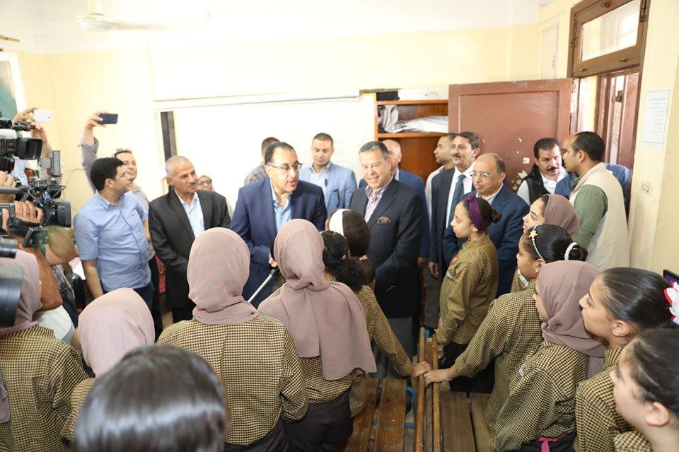   رئيس الوزراء وسط طالبات مدرسة الشهيد محمد عصام سرور الإعدادية بنات ببني سويف