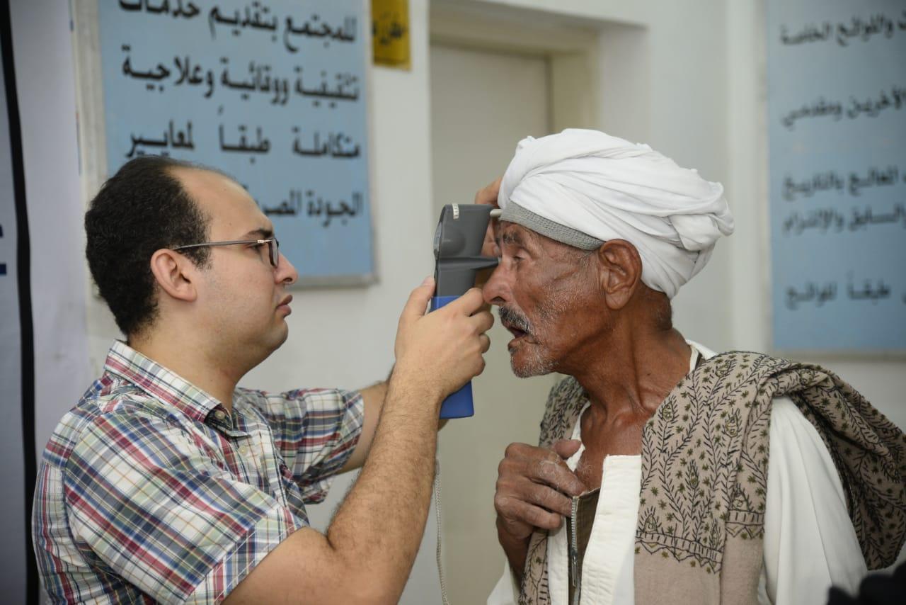   «عنيك فى عنينا» تكافح العمى بمحافظة سوهاج وتوقع الكشف الطبى على 650 مواطن بالمجان